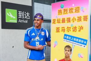 抵达上海!亚马尔身着大连八中球衣,头戴鸭舌帽,现身虹桥机场